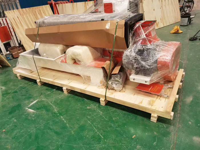 SZLH320 feed pellet machine and 500kg/p feed mixer packing and shipping to Peru