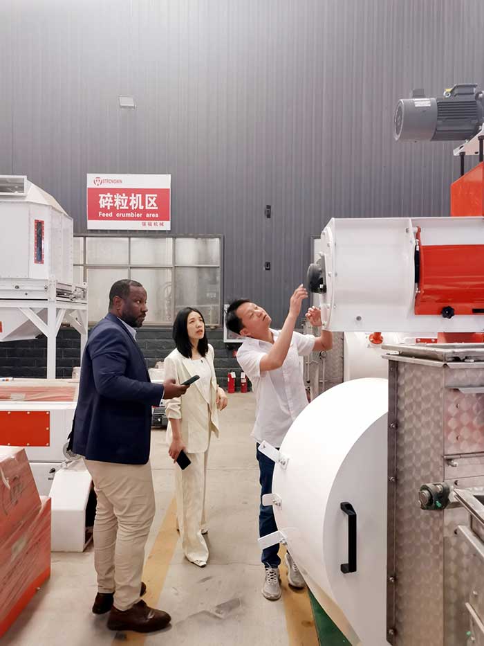 Saudi Arabian customers visited our factory for feed processing machines